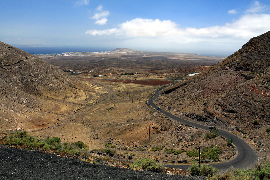 1024px-View_from_Femés_village_on_Lanzarote,_June_2013_(7)