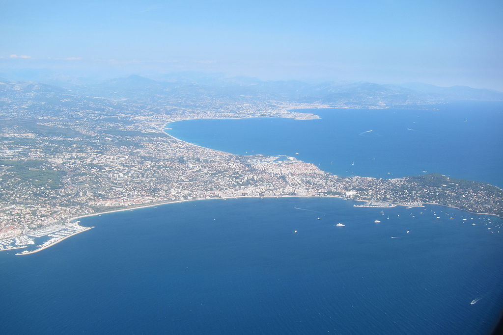 Aerial_photograph_of_Antibes_Juan-les-Pins_(2)